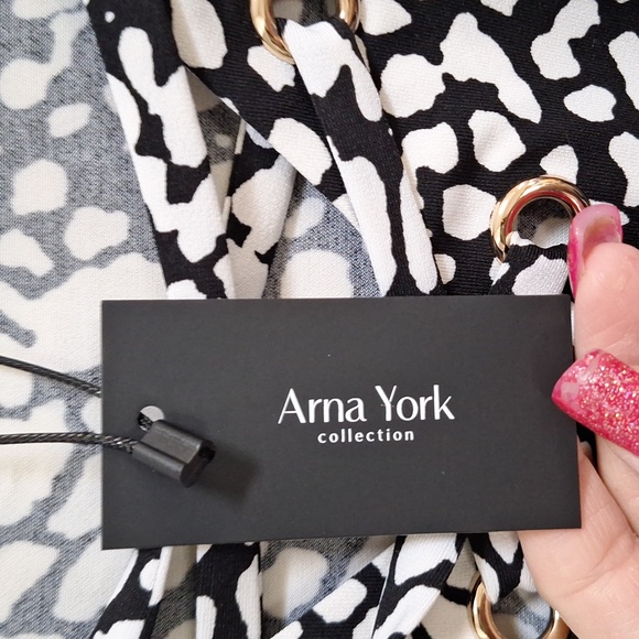 Arna York Black & White Cold-Shoulder Criss/Cross Front Blouse. Size 30/32 NWT - Picture 9 of 9